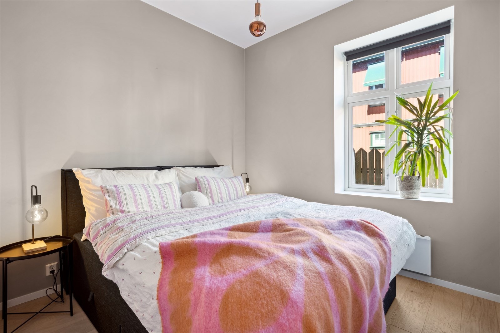 Soverommet har god plass til stor dobbeltseng, nattbord på hver side i tillegg til annet ønskelig møblement. Galleribilde