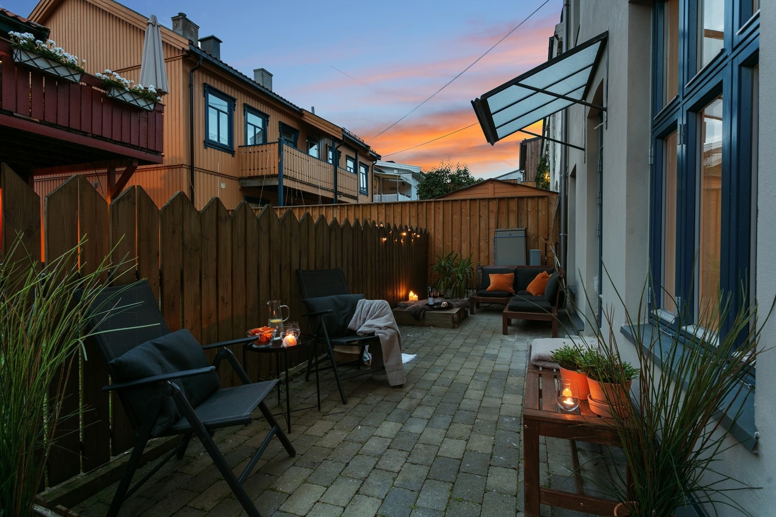 Terrassen er en del av sameiets fellestomt. Nåværende eier disponerer terrassen som sin egen. Galleribilde