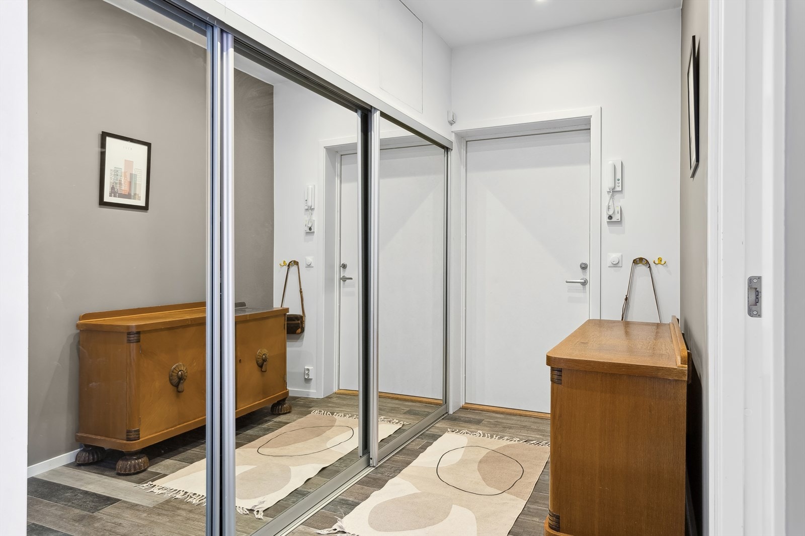 Innbydende entré med laminat på gulv med varmekabler under. Det er god oppbevaringsplass i den romslige skyvedørsgarderoben med speilfronter. Galleribilde