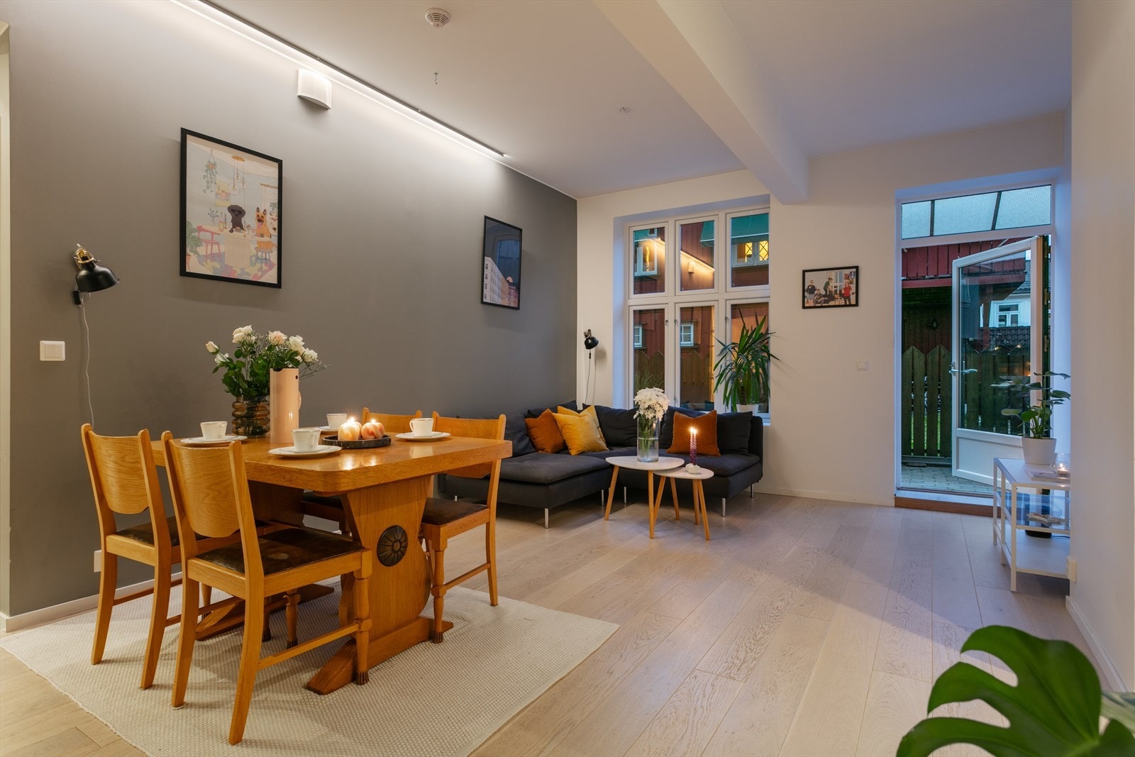 Det er god plass til både sofa- og spisegruppe, samt ønsket medie- og oppbevaringsmøblement. Galleribilde