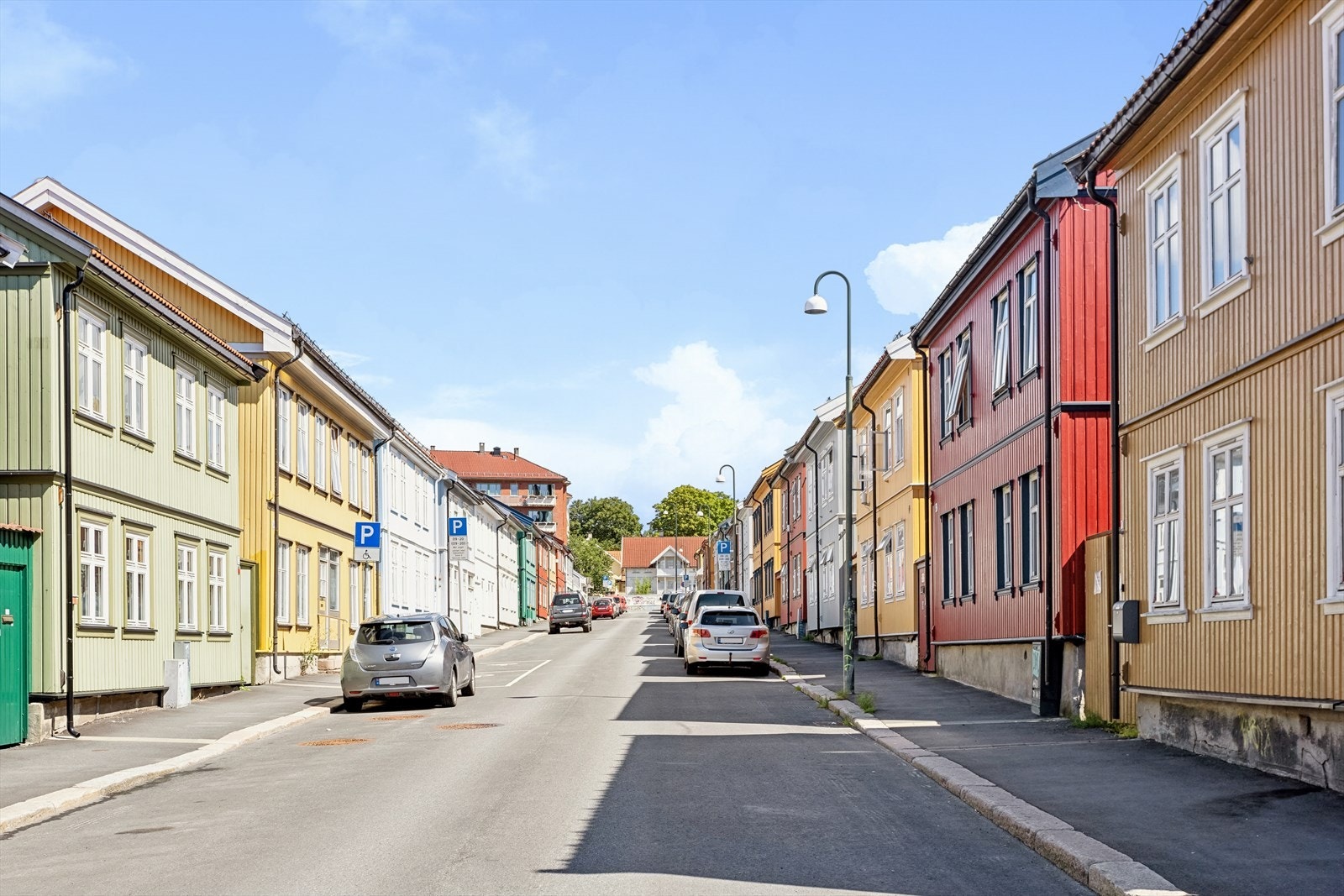 Leiligheten ligger i en av Vålerengas vakreste gater blant de sjarmerende trehusene. Galleribilde