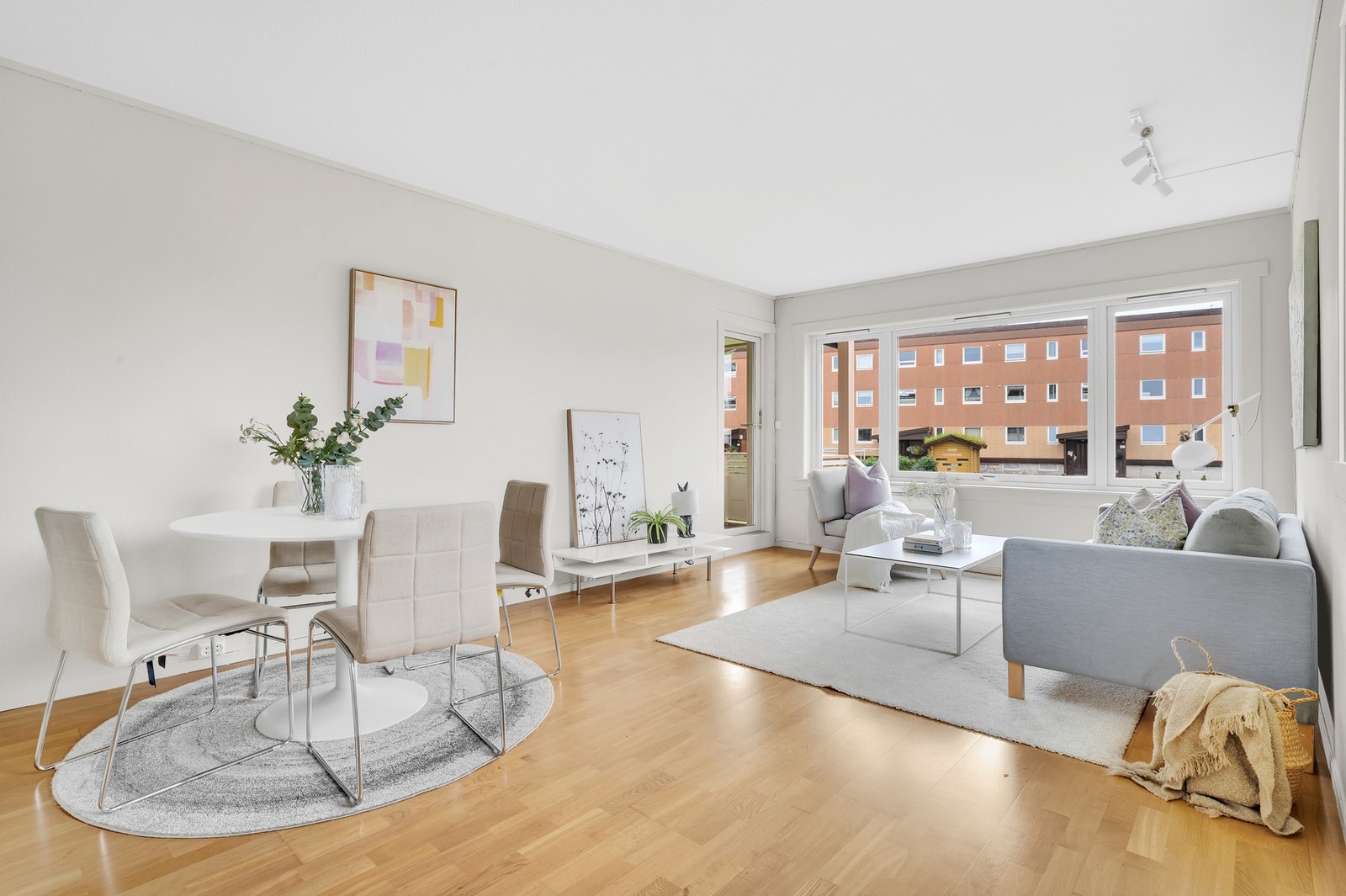 Lys og flott 3-roms hjørneleilighet i høy 1.etasje. Galleribilde