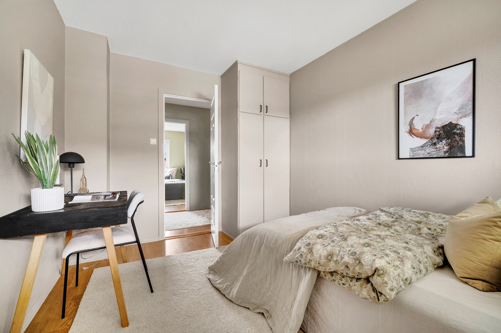 God plass til både skrivebord og garderobe. Galleribilde