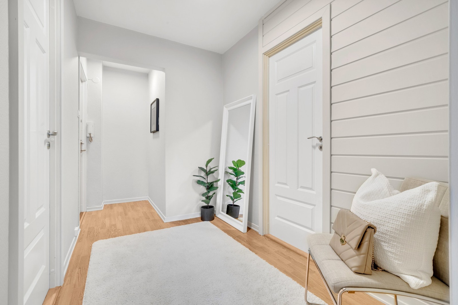 Lys og trivelig entré på 7,2 kvm. Callinganlegg, for å slippe inn gjester. Galleribilde