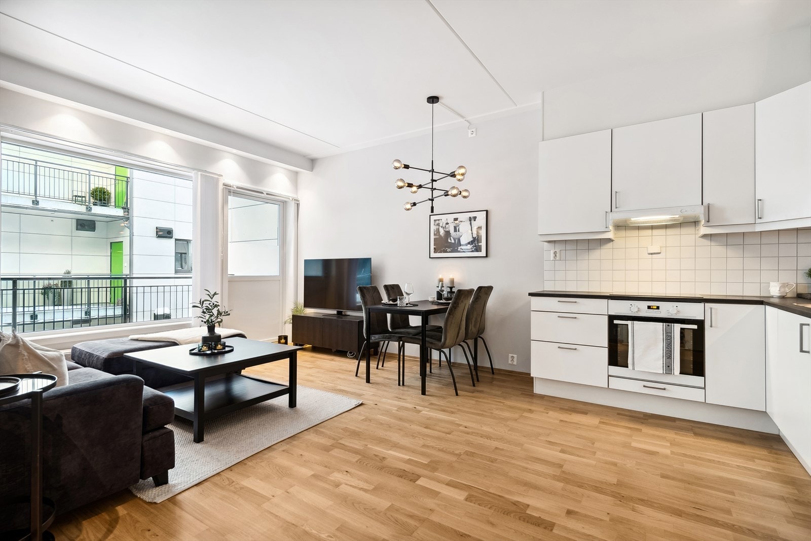 De store vindusflatene sammen med terrassedøren slipper inn godt med lys å skaper en luftig og fin atmosfære. Galleribilde