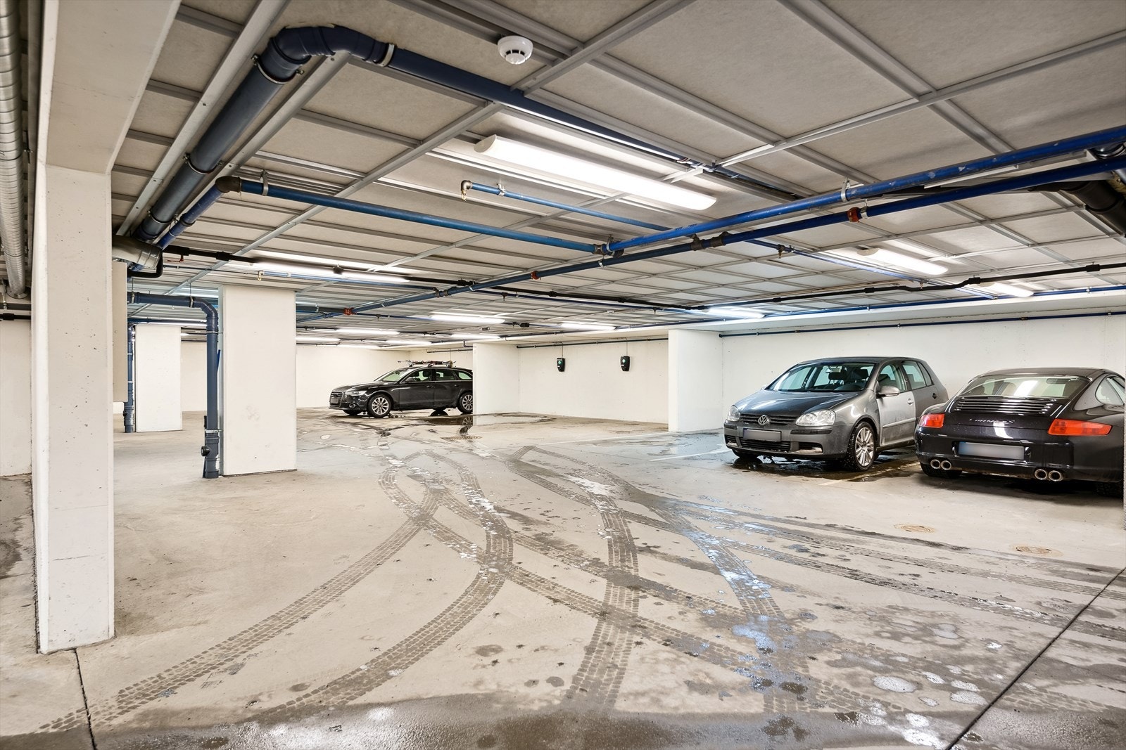Parkeringsplass i kjeller kan kjøpes. Det er pt ingen ledige plasser for leie i kjeller. Gateparkering kan leies. Se mer info i salgsoppgave Galleribilde