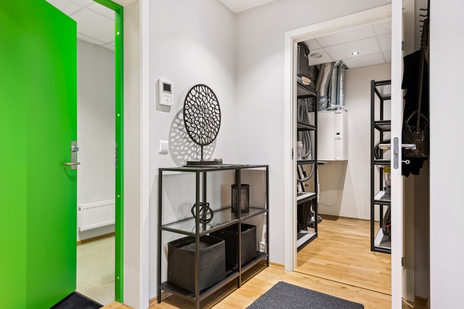 Fra gangen er det direkte adkomst til en praktisk innvendig bod/teknisk rom. Galleribilde