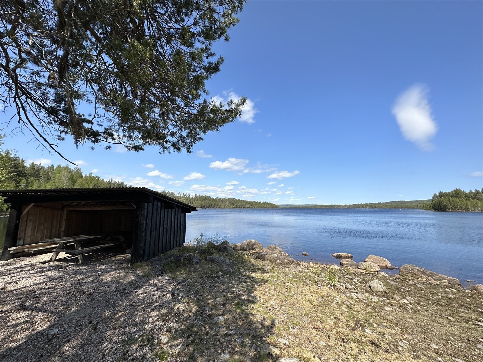 Det er etablert flere grill- og gapahukplasser rundt Halsjøen. Galleribilde
