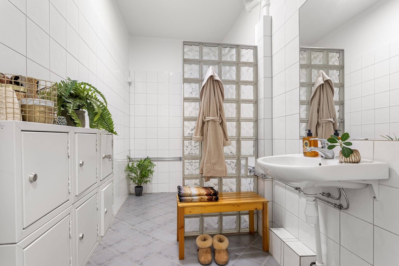 Skulle begge være opptatt, kan man enten gå i den andre enden av gangen, eller ned en etasje for enda flere bad. Det har dog aldri vært behov for selgers del siden 2019 Galleribilde