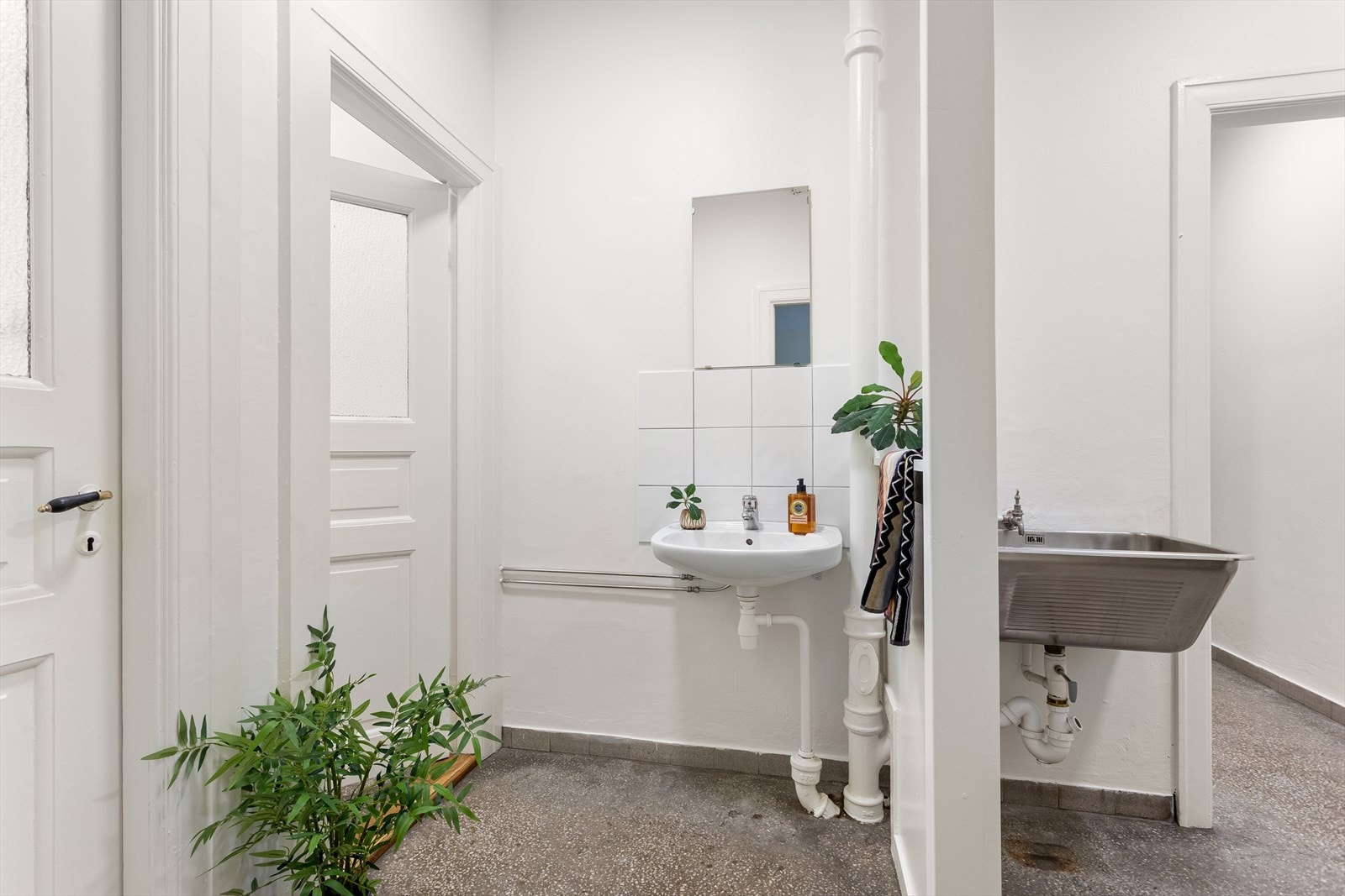 Det er 4 leiligheter som bruker dette badet. Her er det 2 separate dusjrom, og 2 separate toalett. Galleribilde