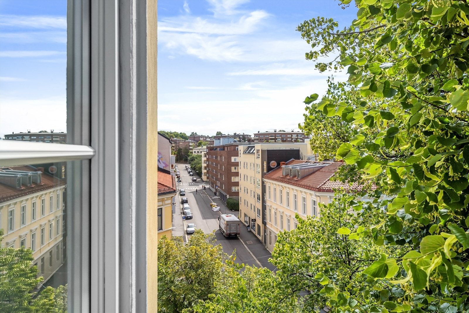 "Jeg kommer til å savne det store vinduet og treet utenfor, som nesten føles som en del av leiligheten. Det er hyggelig å se hvordan det endrer seg gjennom årets sesonger." - Selger Galleribilde