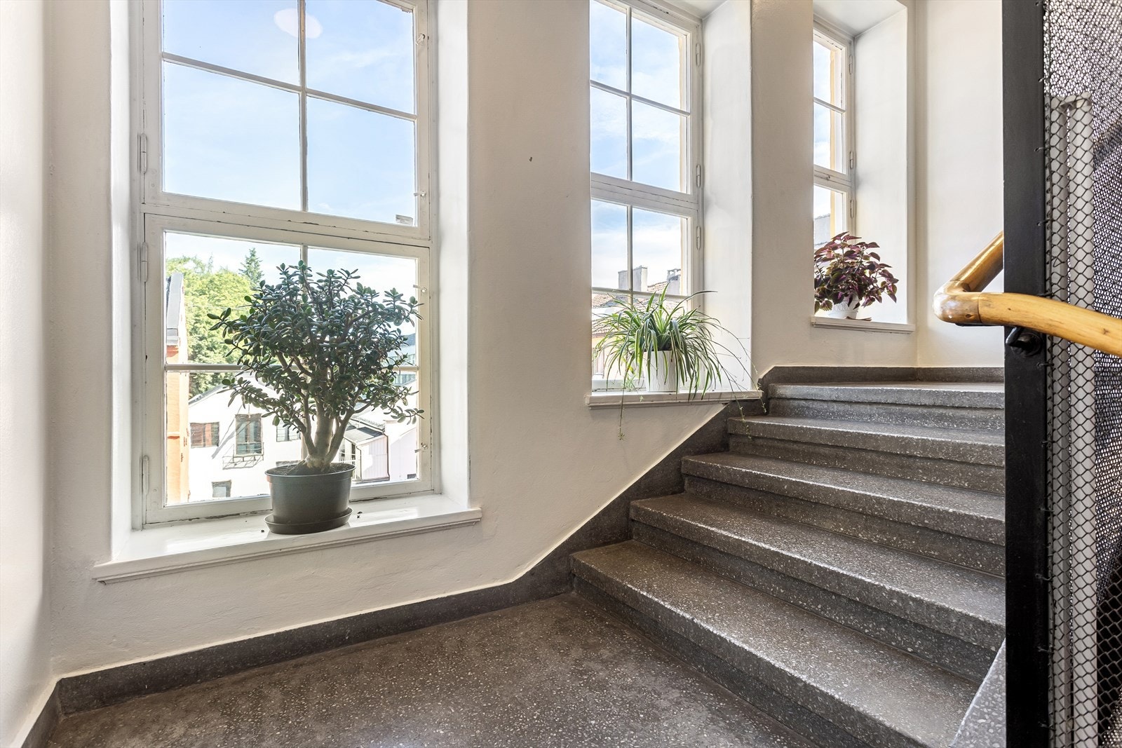 Går man feks. en etasje ned er det flere fellesbalkonger. Det er totalt 7 brannbalkonger 6 bruksbalkonger Galleribilde