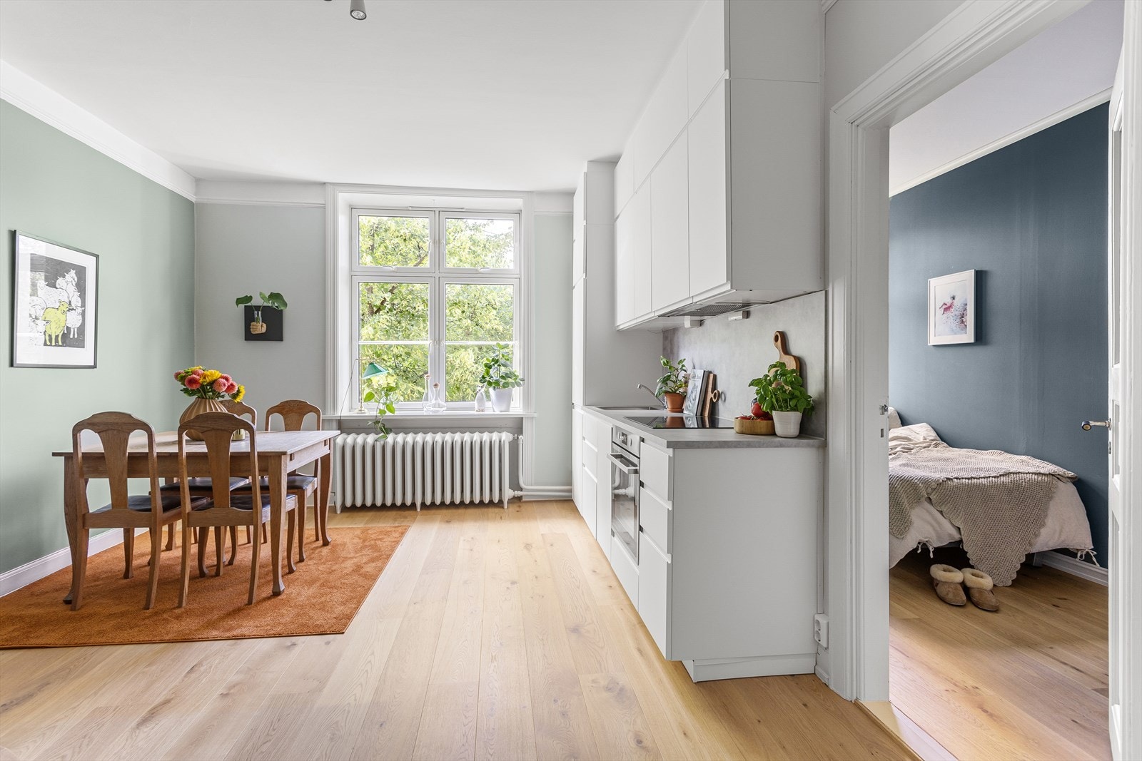 Selv etter kjøkkenet ble flyttet ut i stuen er det god plass til stor spisegruppe Galleribilde