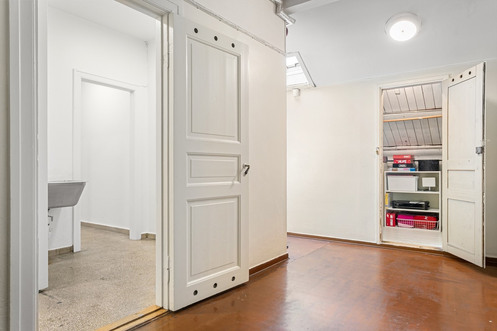 Skrått ut for leiligheten kommer man til boden som er på 4 kvm (gulvareal)
og badet Galleribilde