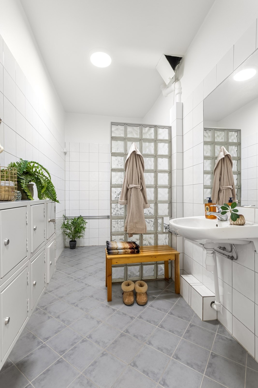 Badene blir vasket 2 ganger i uken av et profesjonelt vaskeselskap som er mer enn godt nok da det bare kan bo 1 person pr leilighet (Ref vedtektene) Galleribilde