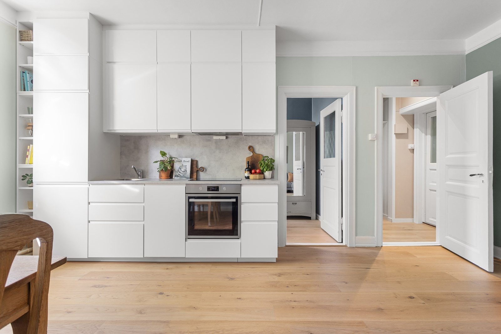 "Et av mine beste minner fra boligen var når noen venner arrangerte overraskelsesfeiring for meg, og jeg kom inn i leiligheten til 15 personer og fullt tapasbord!" - Selger Galleribilde