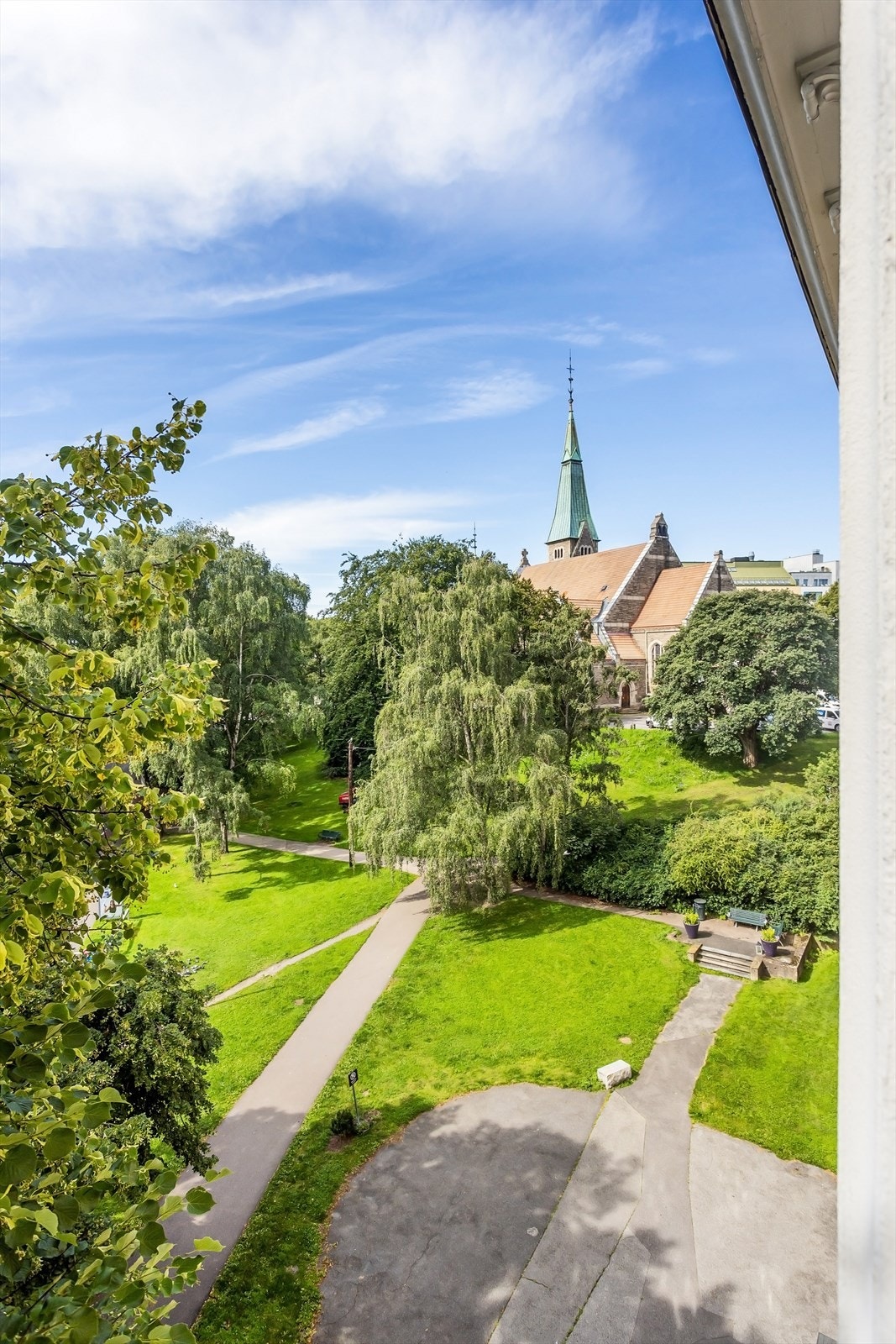 Fra boligen er det utsyn opp til Fagerborg kirke og ned Wilhelms gate Galleribilde