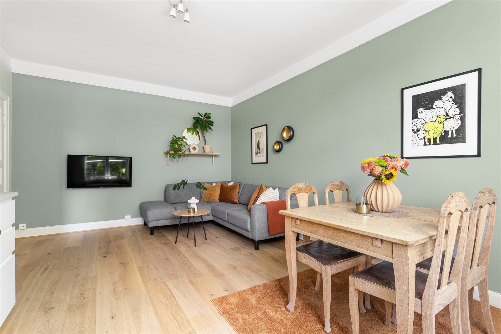 Det ble lagt nytt eikegulv og overflater ble pusset opp i 2019/20 Galleribilde