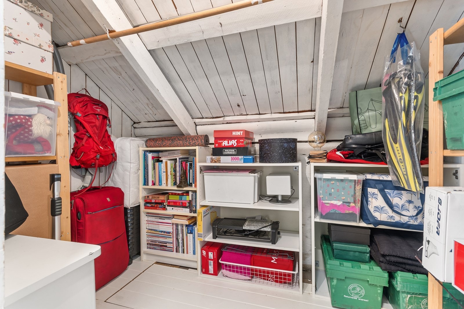 Siden boden er rett ved leiligheten har selger hatt støvsuger ol. i denne. I tillegg følger det en kjellerbod på 1 kvm Galleribilde