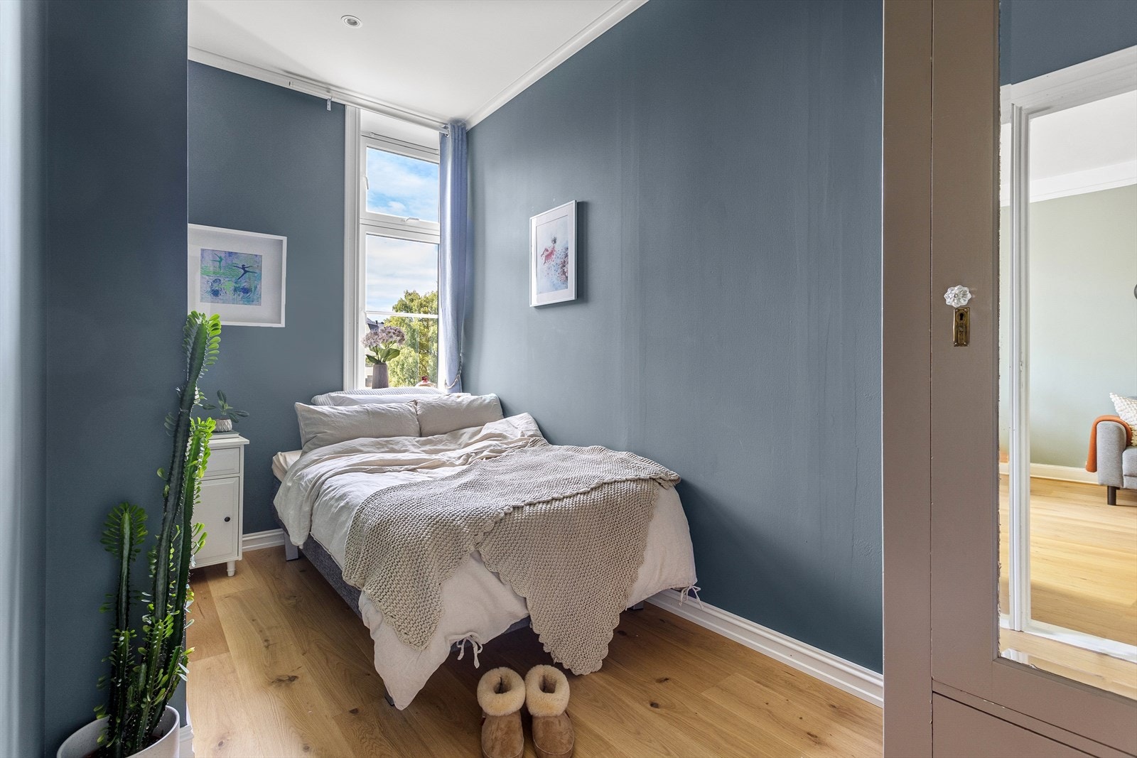 Soverommet er stort og har god plass til større seng det er i dag, og enda mer garderobe om man trenger Galleribilde