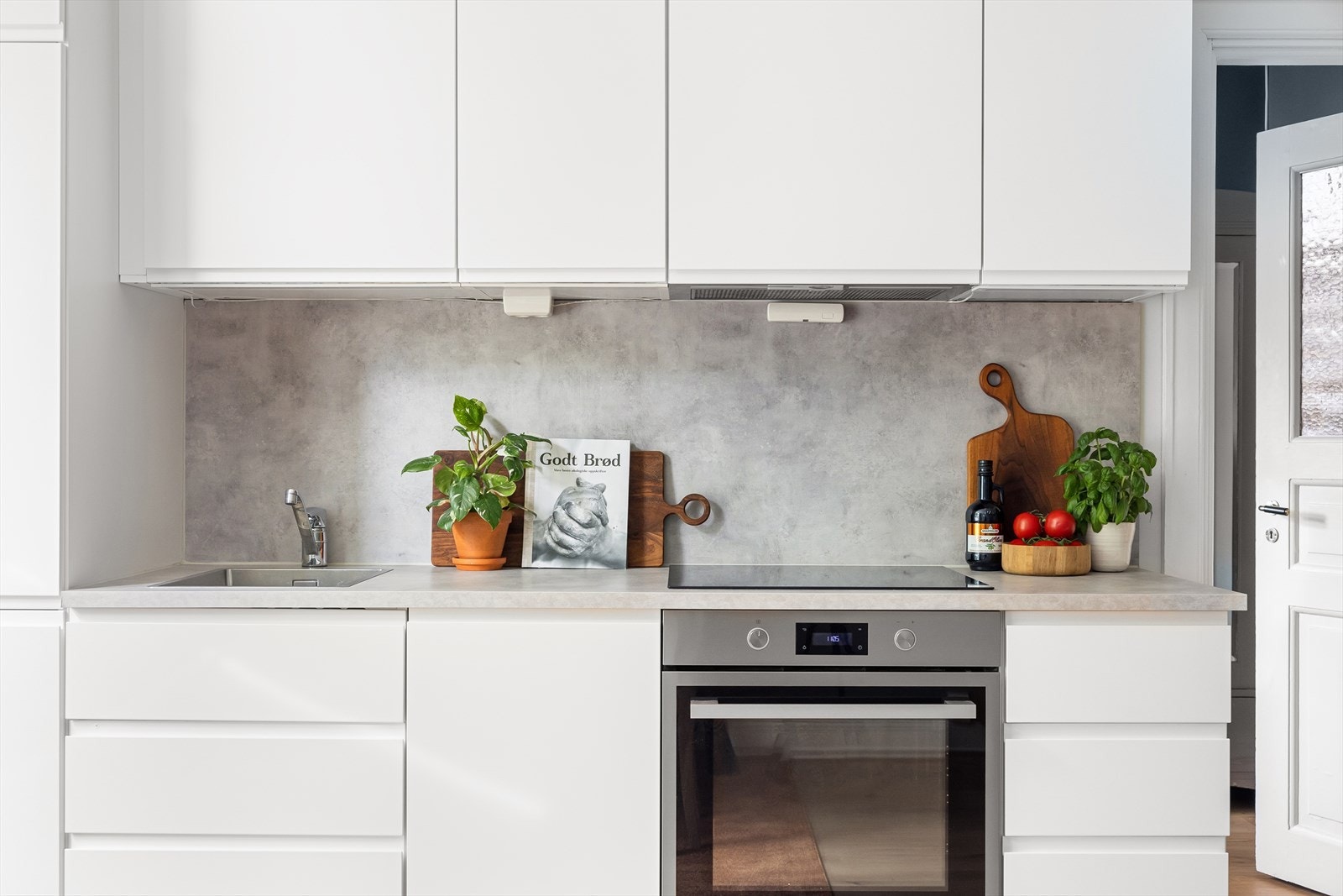 Alle hvitevarer som kjøl/frys, stekeovn, induksjonstopp og vaskemaskin medfølger handelen Galleribilde