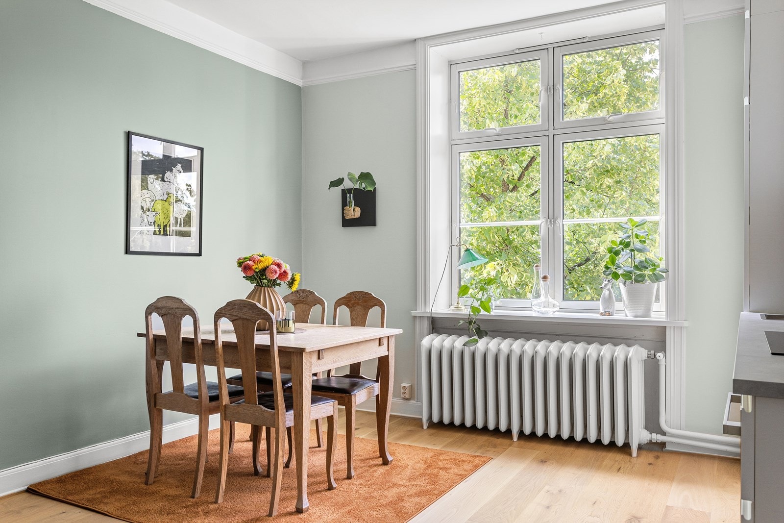 Merk også de brede vinduspostene. Oppvarming er inkludert i fellesutgiftene Galleribilde