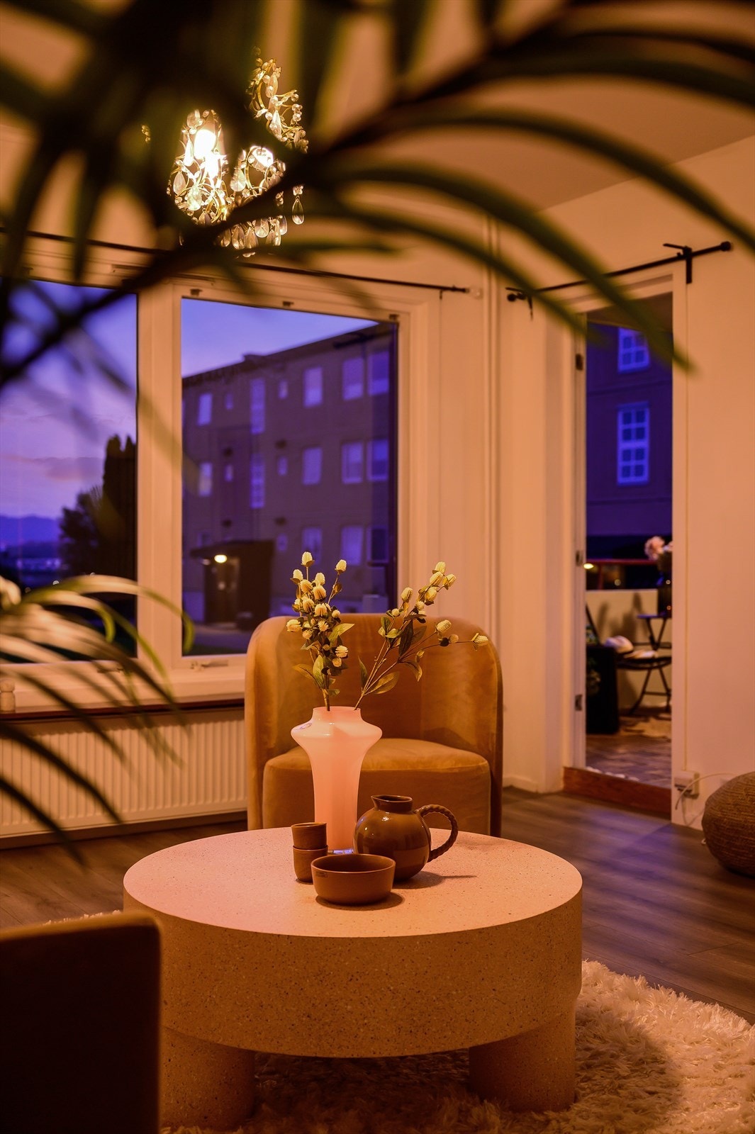 Leiligheten ligger i andre etasje og har solrike forhold med vestvendt beliggenhet. Galleribilde