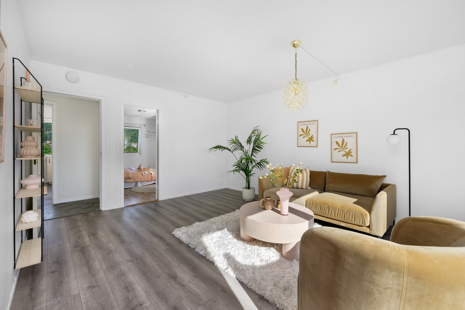 Stuen er lys og trivelig med plass til både sofagruppe og spisebord. Galleribilde