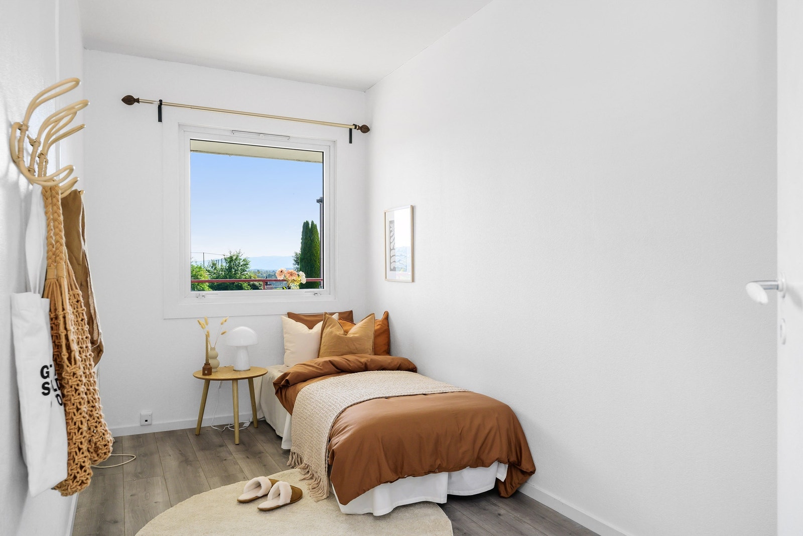 Ett av de tre soverommene i leiligheten. Lyst og trivelig med flott utsikt her også. Galleribilde