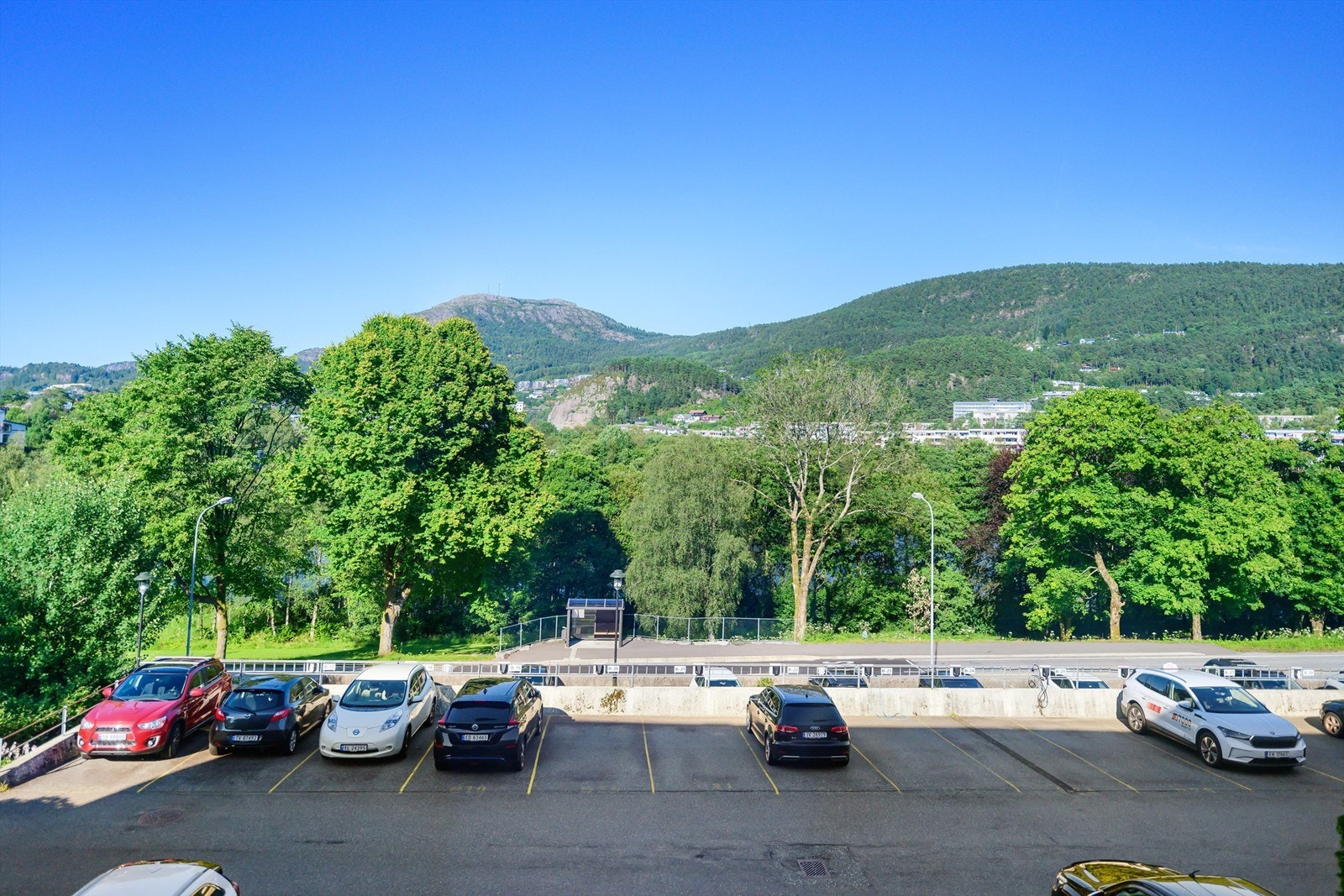 Det er mulig å leie en parkeringsplass mot et lite tillegg i felleskostnadene. Galleribilde