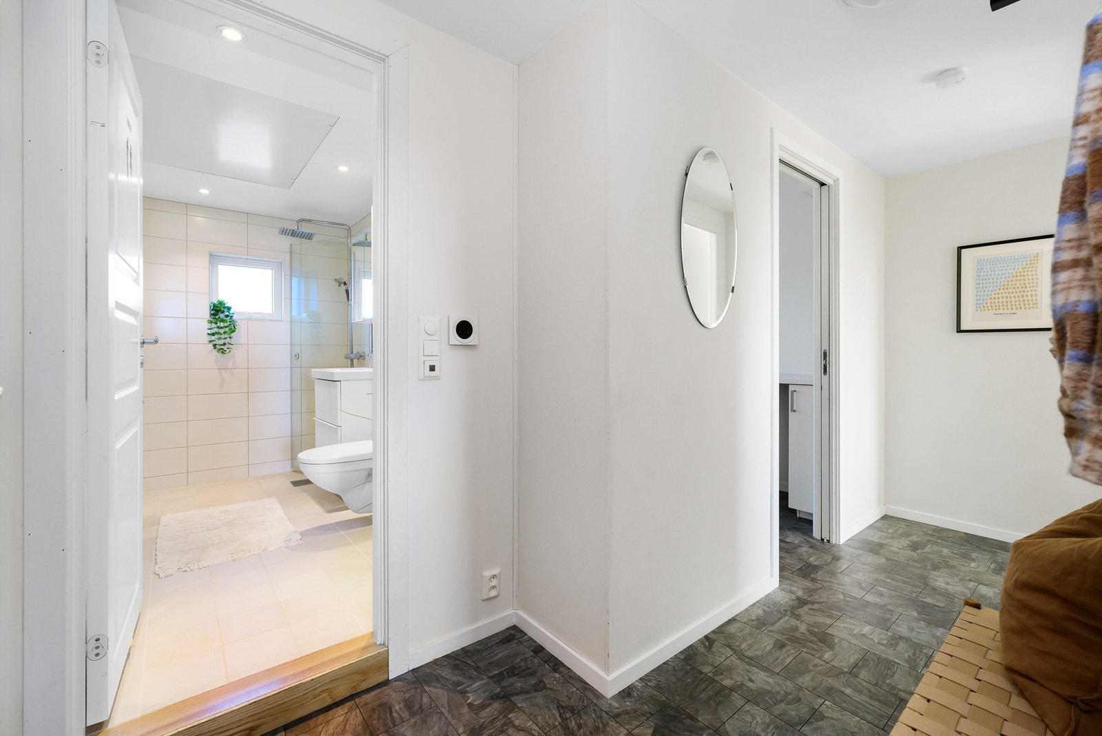 Fra gang mot bad og kjøkken. Galleribilde