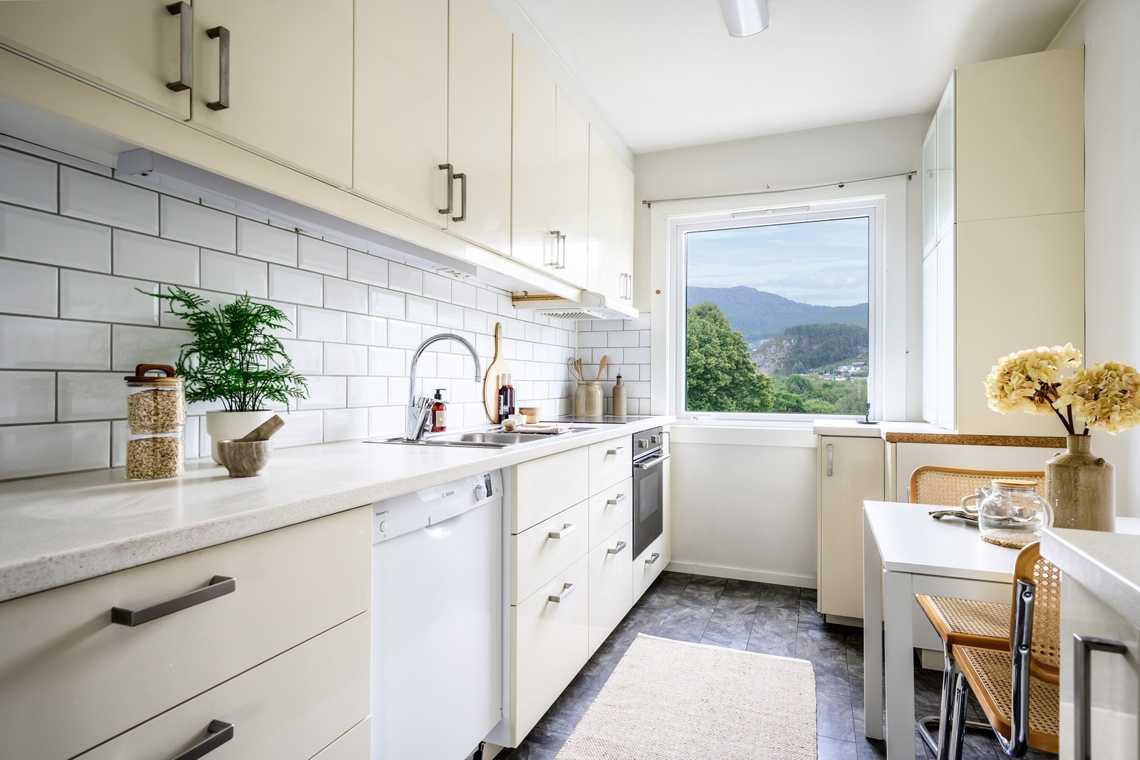 Fra kjøkkenet er det fin utsikt mot Løvstakken i østlig retning. Galleribilde