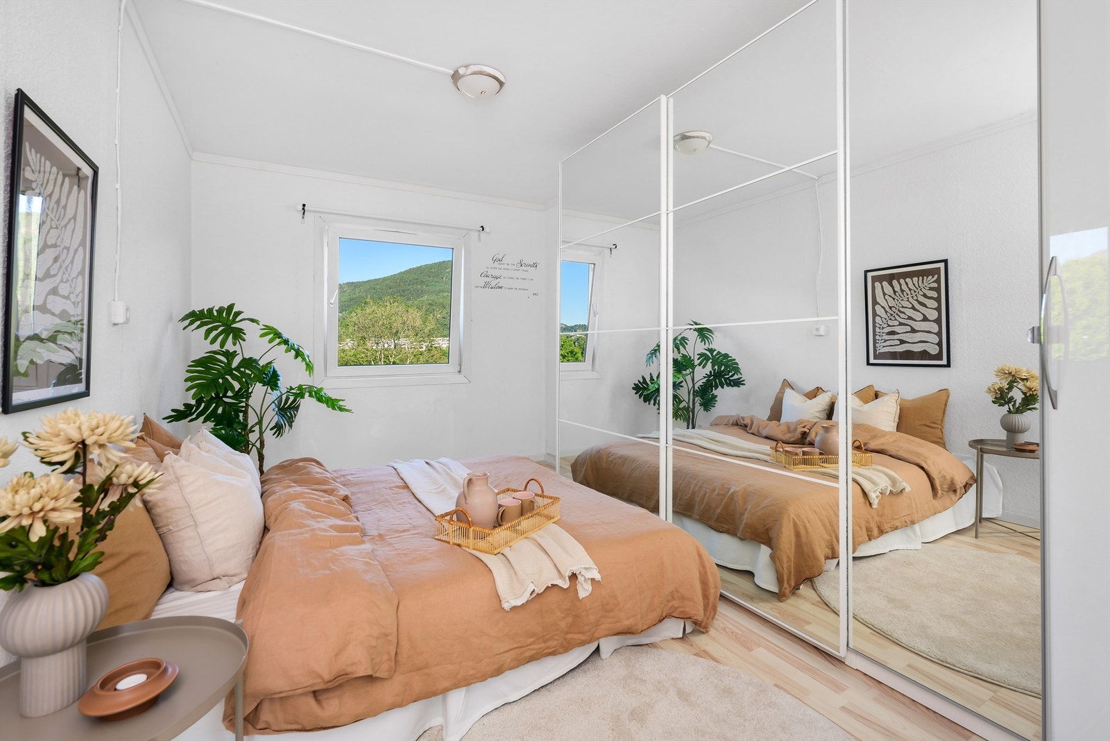 Hovedsoverom med stort garderobeskap. Galleribilde