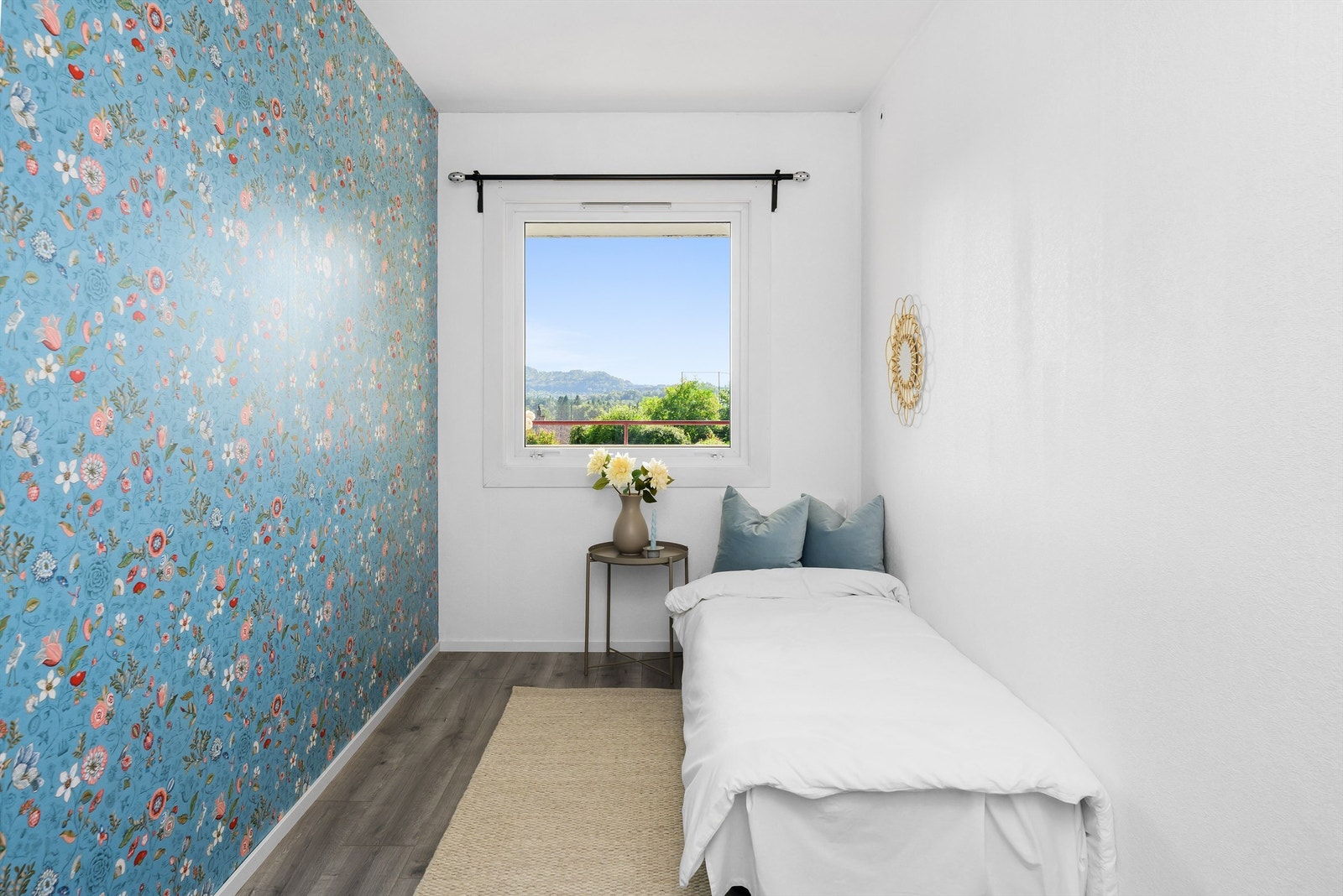 Ett av de tre soverommene i leiligheten. Galleribilde