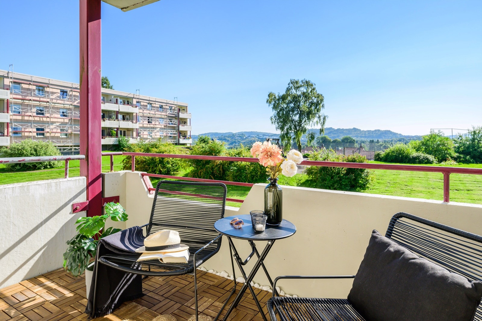 Altanen bader i solskinn på ettermiddagen. Galleribilde