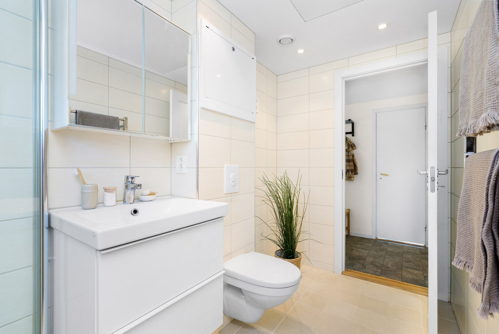 Flott flislagt bad med plass til vaskemaskin og tørketrommel. Galleribilde