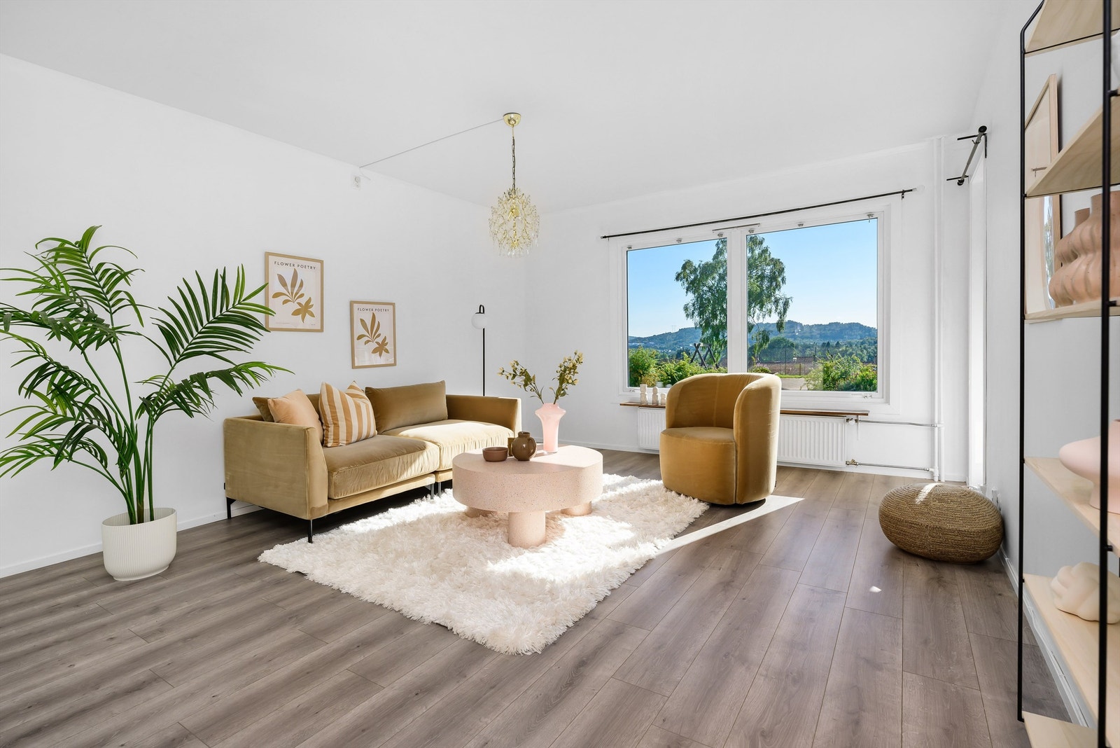 Stuen har store vinduer som gir godt lys til rommet. Galleribilde