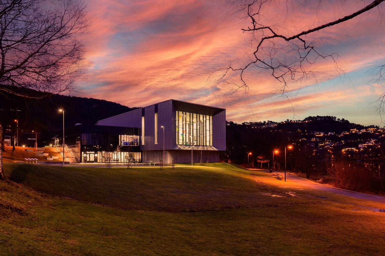 Her er både svømmebaner og eget oppvarmet treningsbasseng som er yppelig for småbarn. Galleribilde
