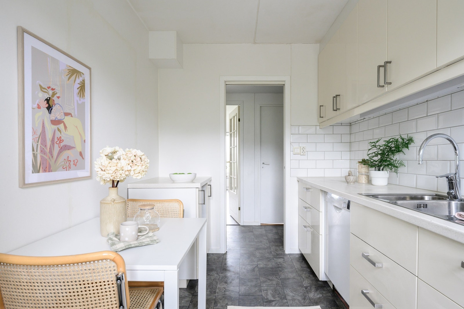 Lyst kjøkken med mye skapplass. Galleribilde