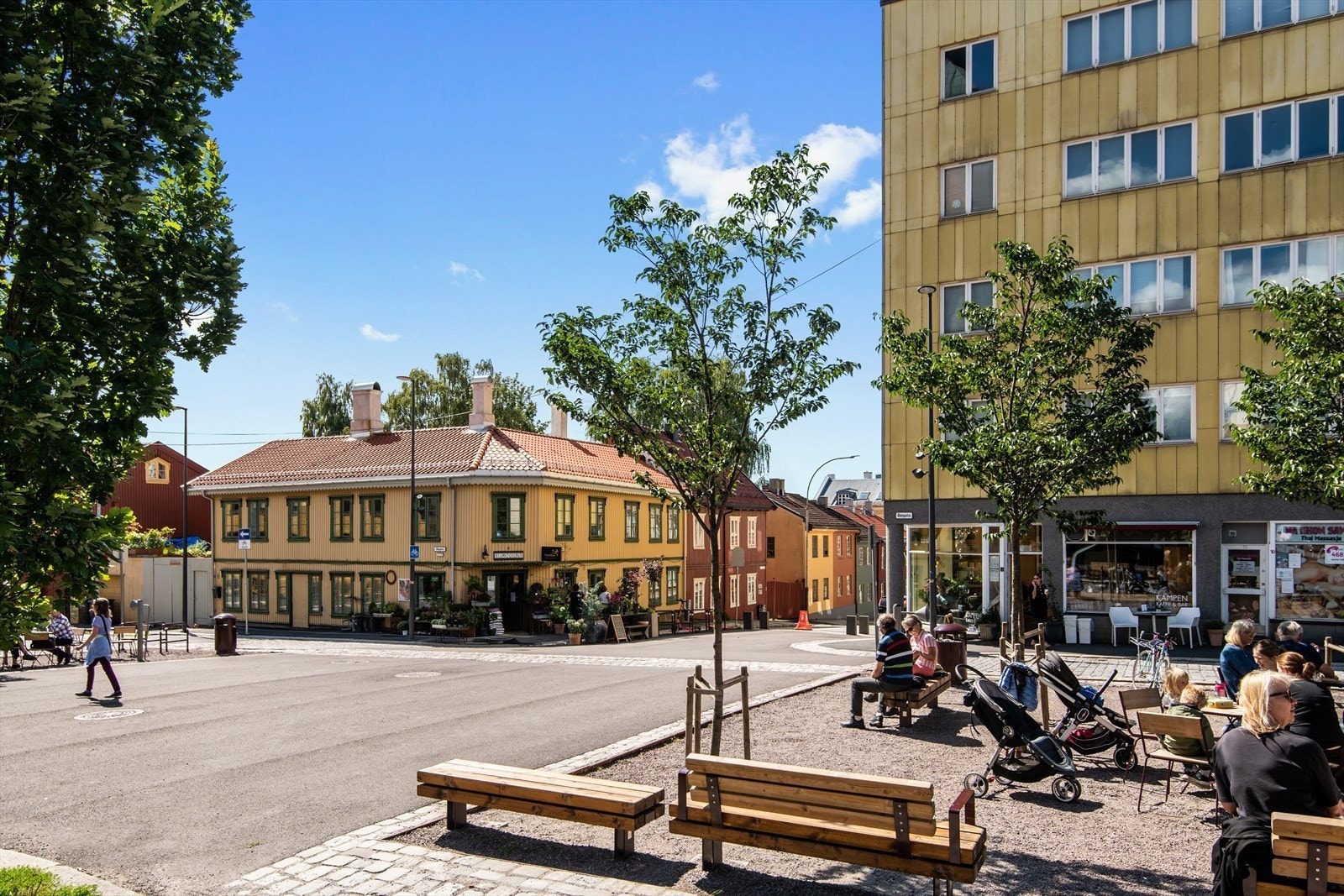Rett ved boligen ligger det hyggelige torget Thorbjørn Egners plass og Kampen kirke Galleribilde