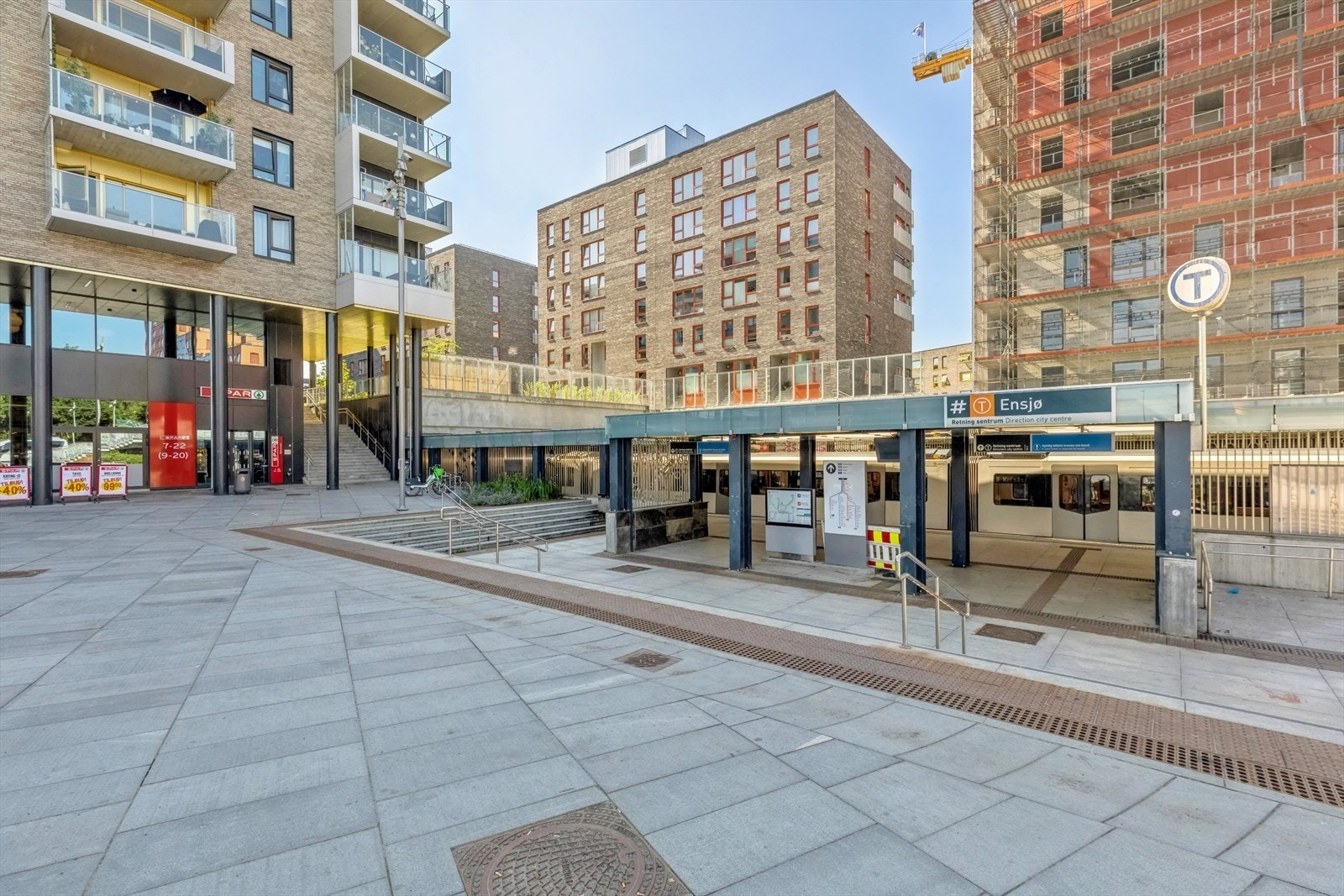 Ensjø T-banestasjon med linje 1-4 tar deg til Jernbanetorget og alt et rikt byliv kan tilby på kun 5 minutter Galleribilde