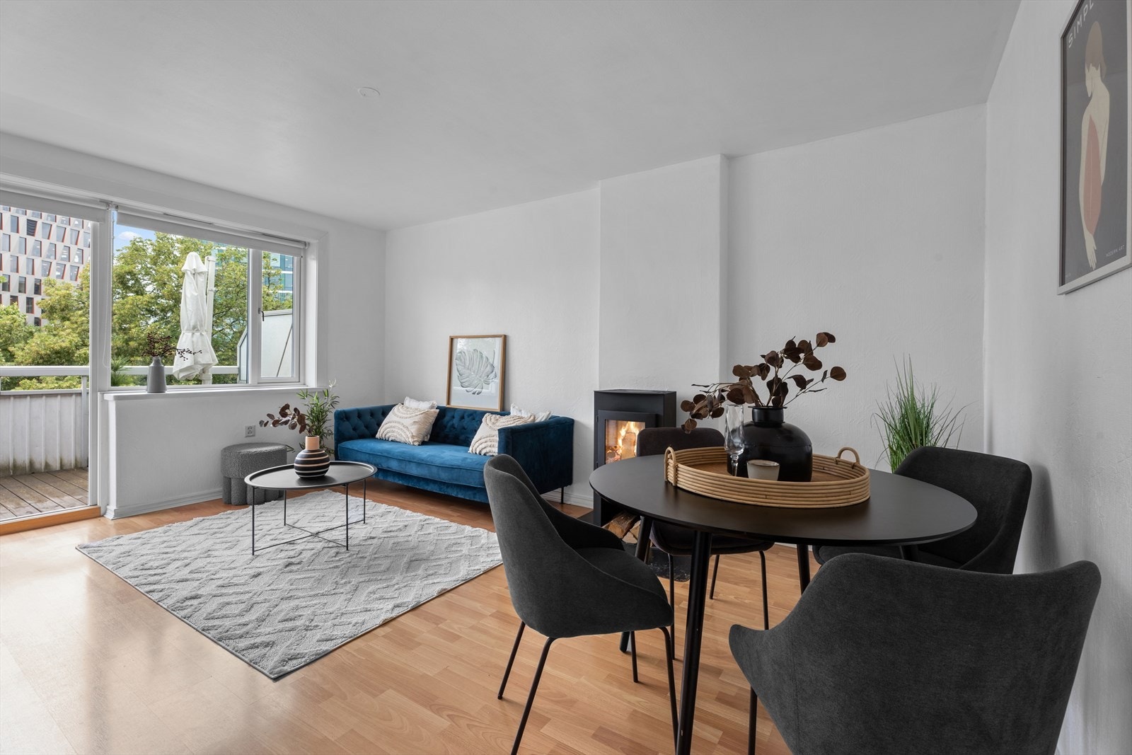 Stuen innehar peis og har plass for flere sittesoner Galleribilde