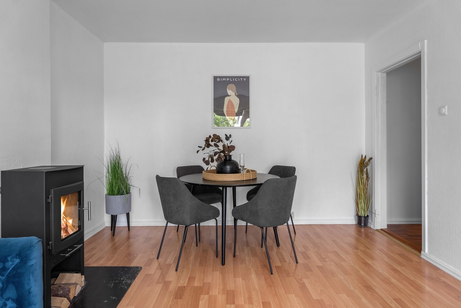 Plass for hyggelig spisegruppe Galleribilde