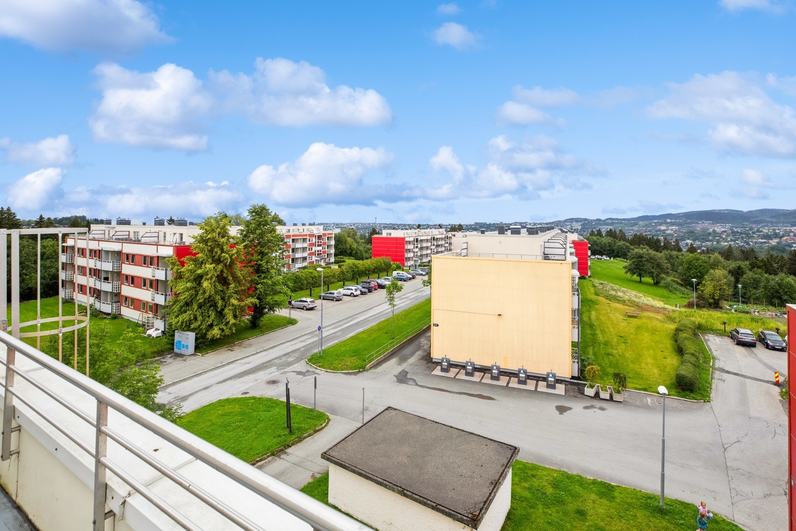Borettslaget har 113 frittstående garasjer i rekke og ca 250 parkeringsplasser. Galleribilde