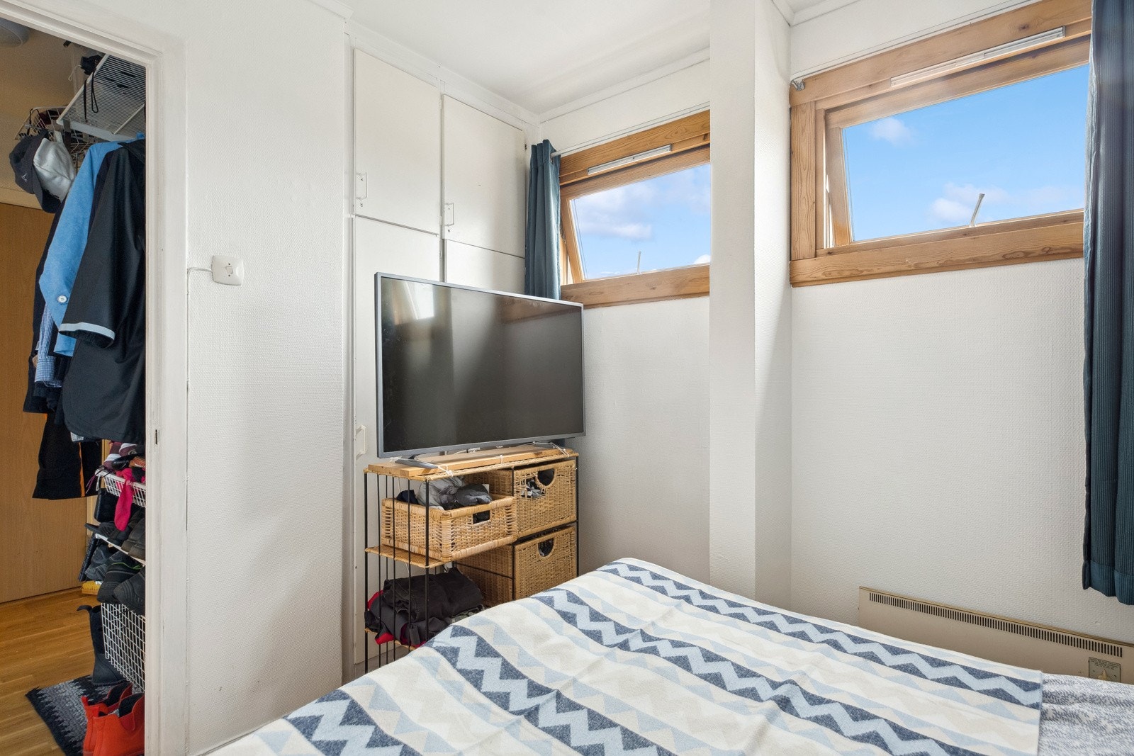 Her er det plass til dobbeltseng, nattbord og garderobeløsning. Galleribilde