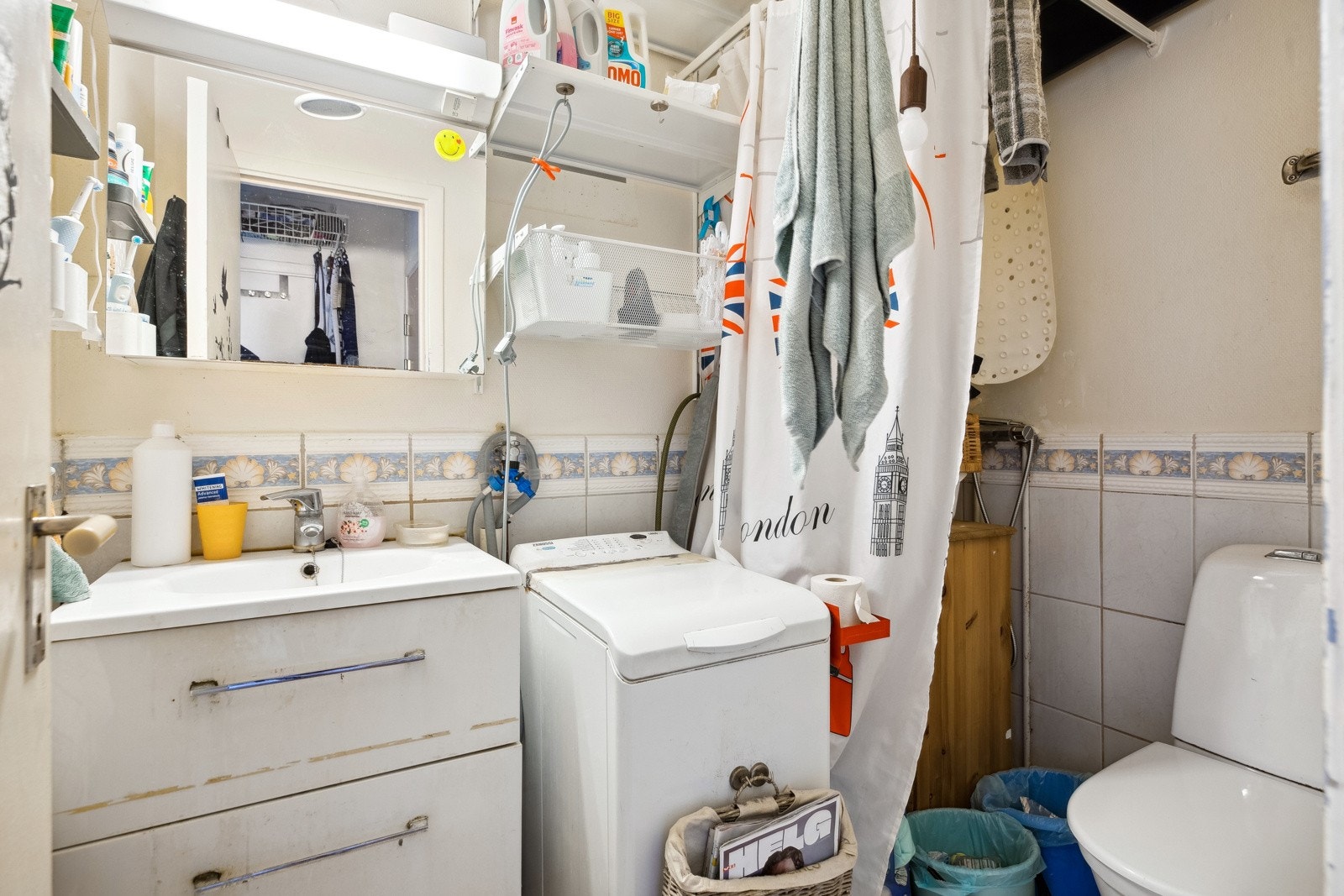 Badet ligger i tilknyttning til entrèen, og måler ca 4 kvm. Galleribilde
