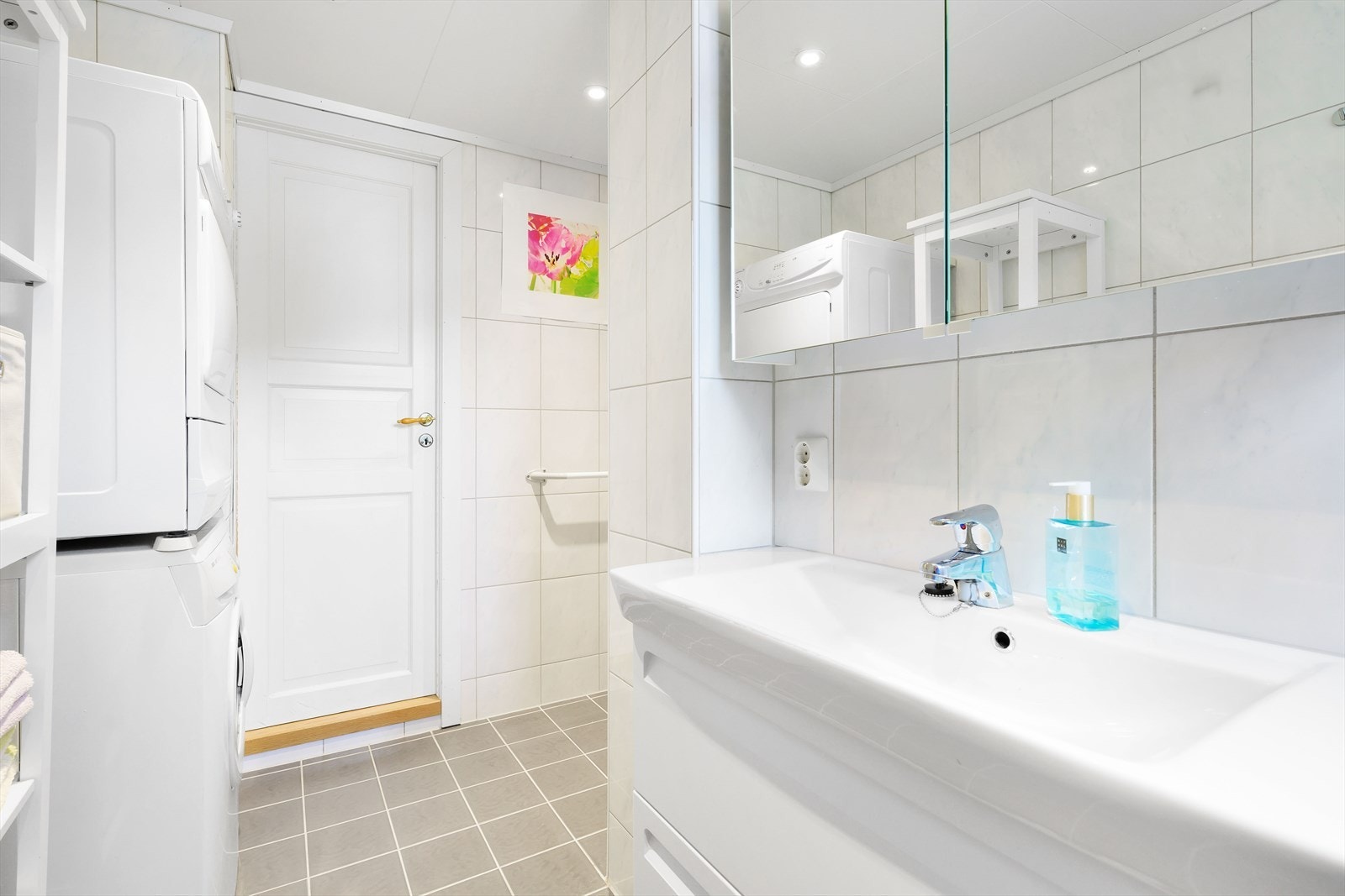 Lyst og moderne bad med praktiske løsninger, god belysning og opplegg for vaskemaskin. Perfekt for en funksjonell hverdag. Pusset opp i 2013 av brl. Galleribilde