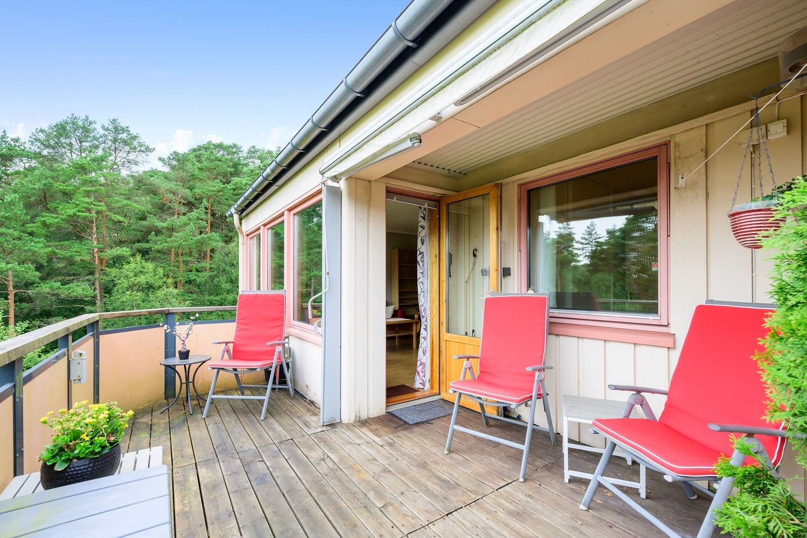 Sjarmerende terrasse med naturskjønn utsikt, perfekt for avslapning og hyggelige stunder. Enkel tilgang til omkringliggende skogsområder. Galleribilde