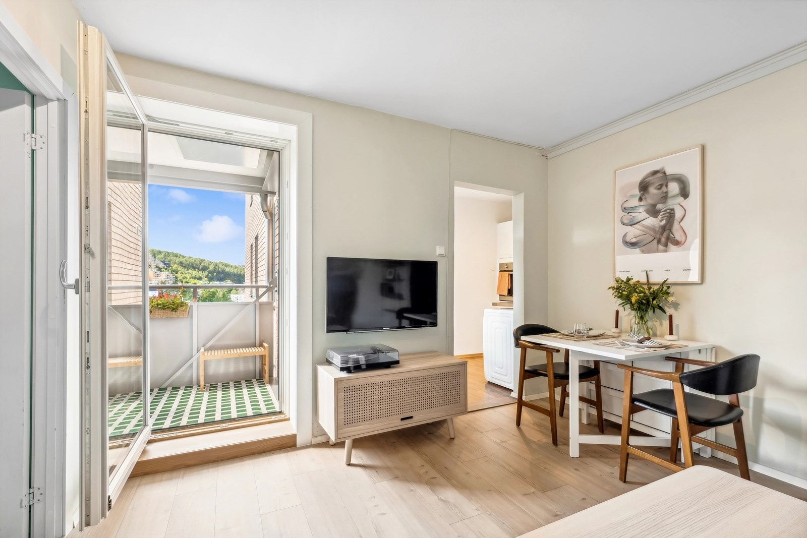 De store vinduene og balkongdør i glass slipper inn rikelig med naturlig lys. Galleribilde