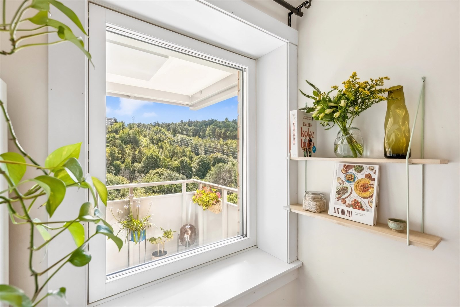 Alla vinduer i leiligheten er fra 2016. Balkongdøren er fra 2024. Galleribilde